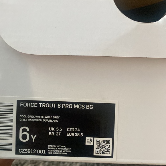 Nike Gold and black shoes - Picture 6 of 6